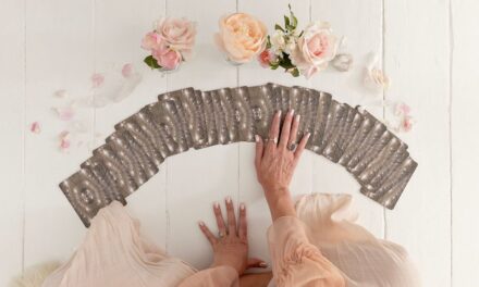 Appuyez sur votre voix intérieure avec un rituel de carte oracle quotidienne de 30 secondes