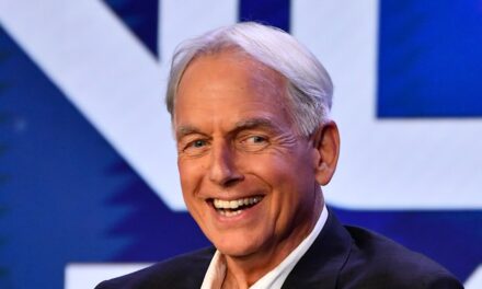 Mark Harmon affiche le physique du football dans la photo avant le nom avant les journées du NCIS alors qu&rsquo;il aura 74