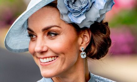 Kate Middleton défie les chances avec les talons du ciel – y compris tout en jouant au football et en faisant du vélo