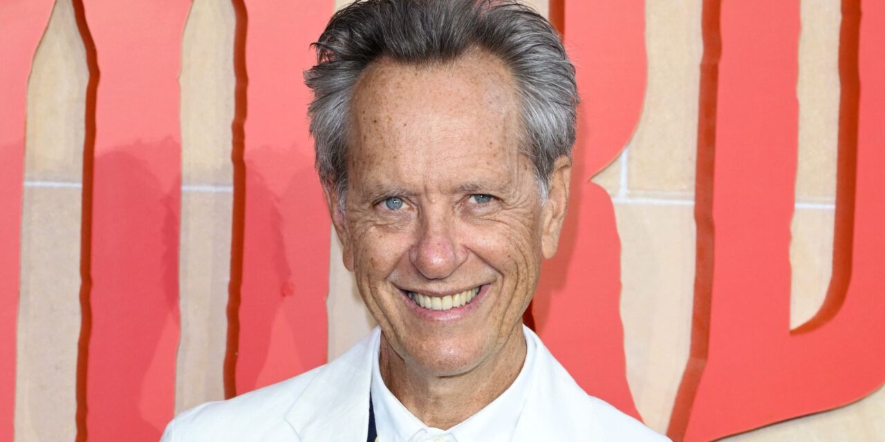 Exclusif: Richard E. Grant révèle une situation de vie multigénérationnelle depuis la perte de sa femme Joan