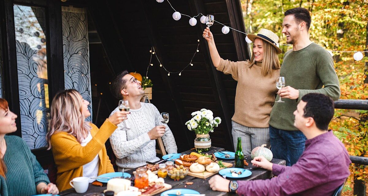 Comment organiser un dîner parfait: Conseils pour une soirée d&rsquo;automne confortable