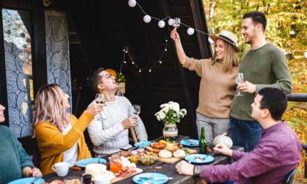 Comment organiser un dîner parfait: Conseils pour une soirée d&rsquo;automne confortable