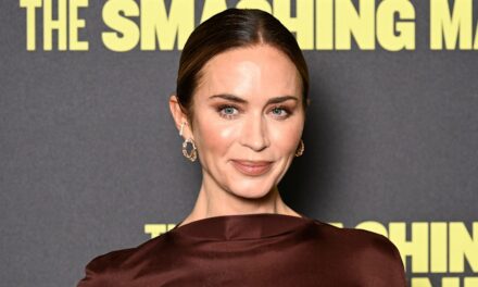 Emily Blunt vient de styliser une mini robe sans dos avec des collants Polkadot, et c&rsquo;est parfait pour une fête d&rsquo;automne