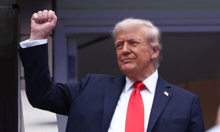 Donald Trump a hué en tant que premier président en exercice pour nous assister à l&rsquo;ouverture de nous dans 25 ans – voir les photos