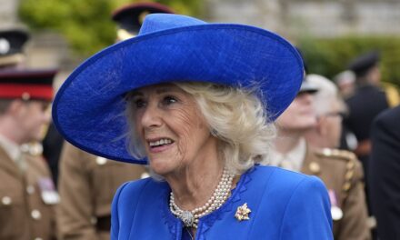 «  Geste réfléchi  » de la reine Camilla qui prouve qu&rsquo;elle a apprécié la visite de l&rsquo;État de Trump