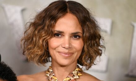 La photo audacieuse de Bikini de Halle Berry envoie les fans sauvages alors qu&rsquo;elle met en valeur son physique incroyable
