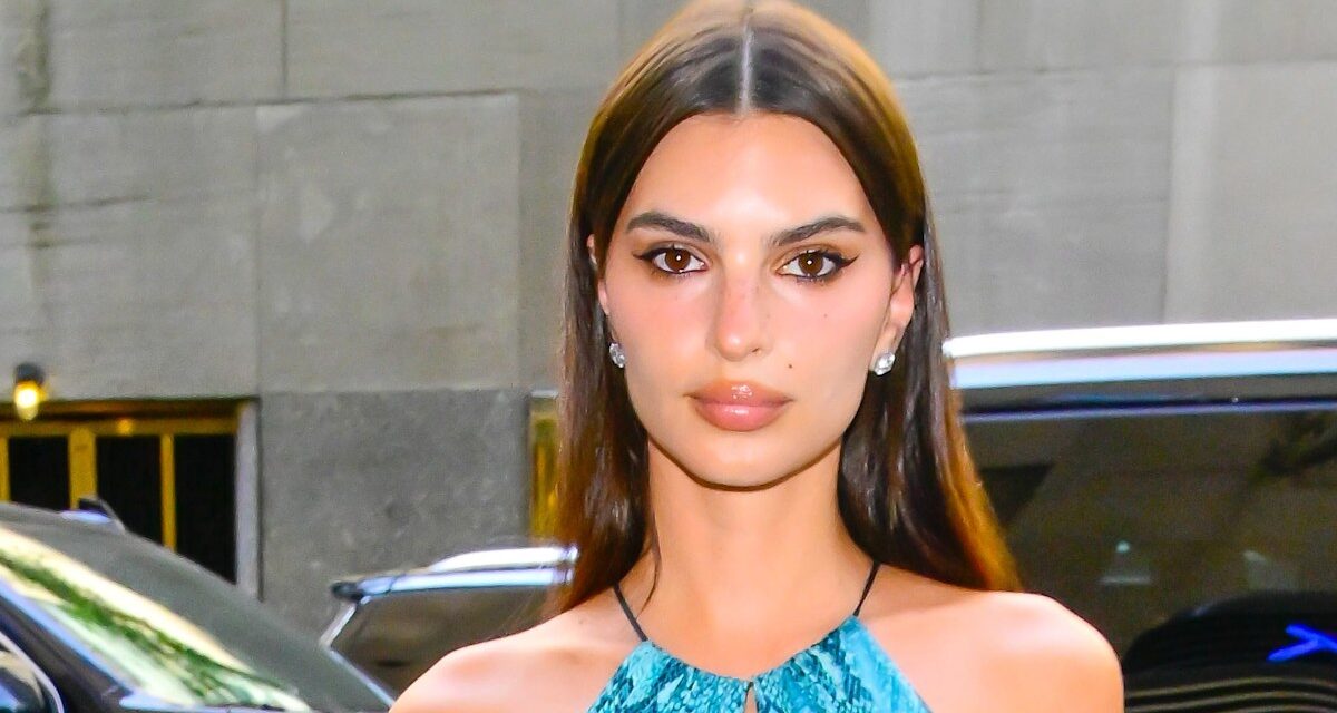 Emily Ratajkowski ramène un jean skinny pour AW25, et Internet est divisé