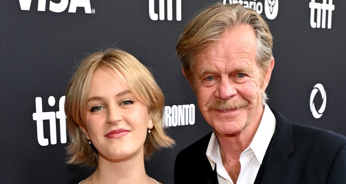 La fille de Felicity Huffman, Georgia, étourdit en robe métallique lors d&rsquo;une apparition publique rare avec papa William H. Macy au TIFF 2025
