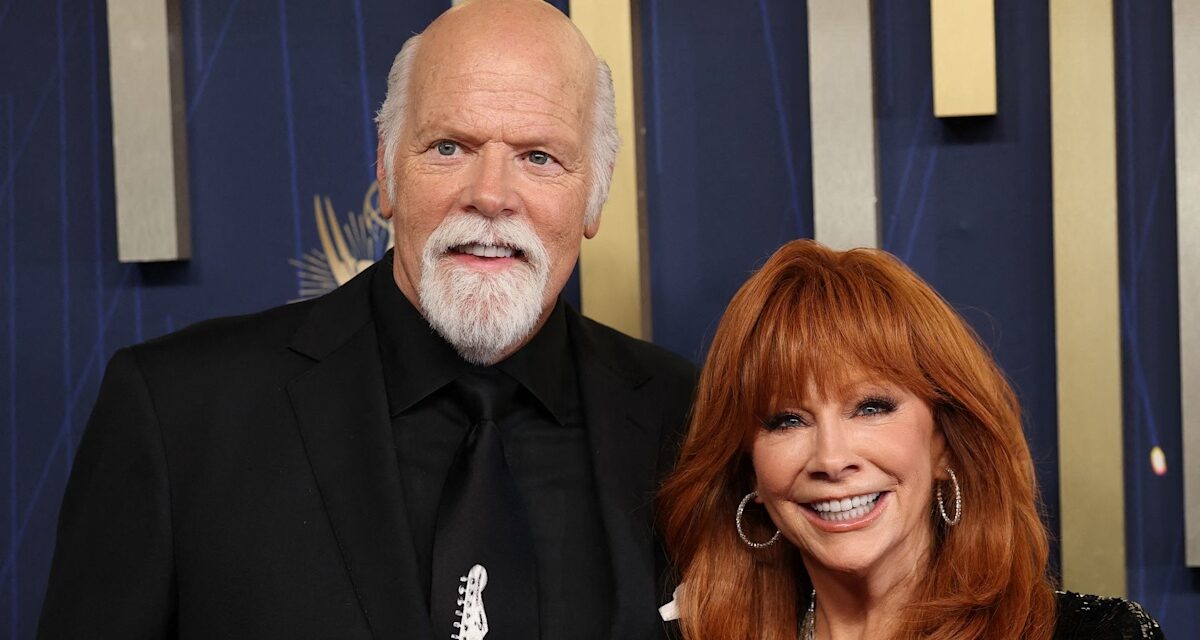 Le plus grand signe Reba McEntire a flashé aux Emmys de son engagement à Rex Linn