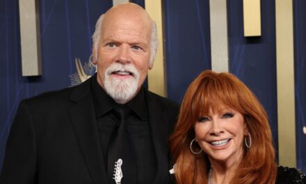 Le plus grand signe Reba McEntire a flashé aux Emmys de son engagement à Rex Linn