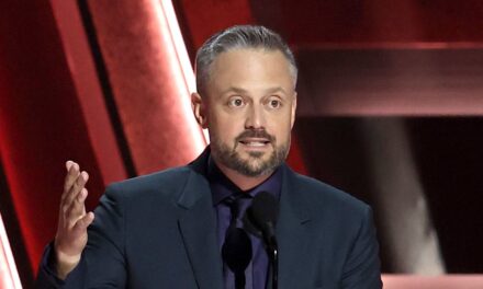 Rencontrez l&rsquo;hôte des Emmys, le comédien Nate Bargatze