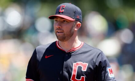 Tout sur la vie de famille de Cleveland Guardians avec une femme enceinte alors qu&rsquo;il se rétablit d&rsquo;une blessure au visage brutal