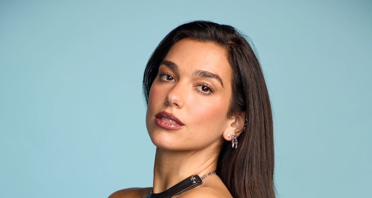 Dua Lipa présente sa silhouette incroyable dans le corset d&rsquo;or ajusté