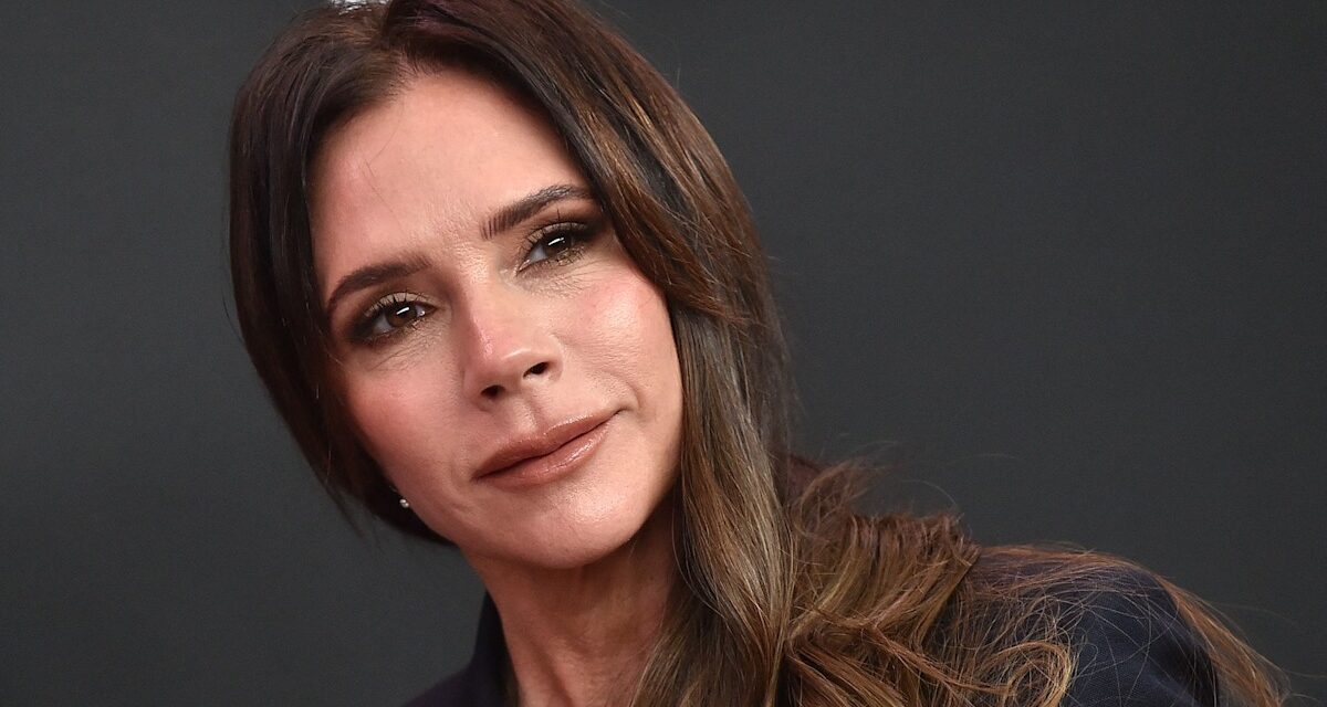 Victoria Beckham met un tour de vacances sur la micro petite robe noire