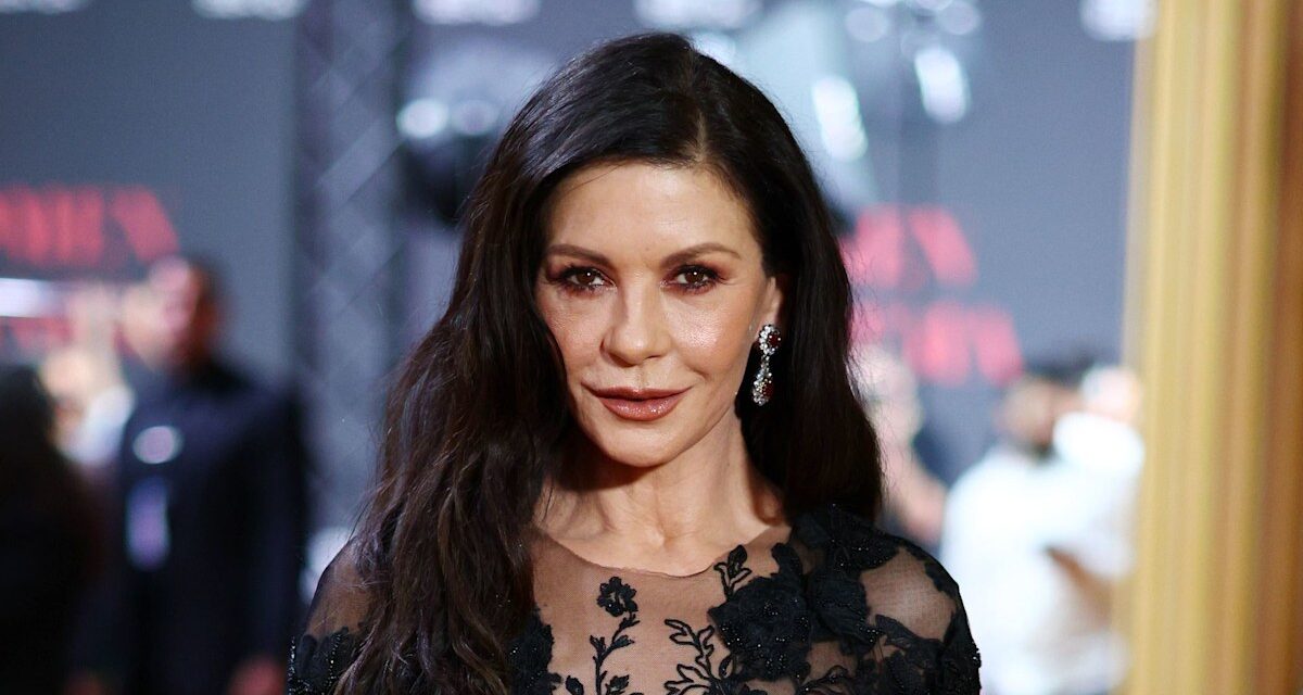 Catherine Zeta-Jones a l&rsquo;air sans âge dans un ensemble tout noir avant mercredi Premiere