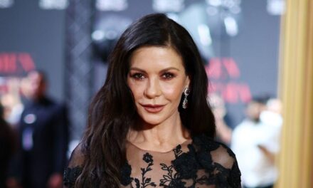 Catherine Zeta-Jones a l&rsquo;air sans âge dans un ensemble tout noir avant mercredi Premiere