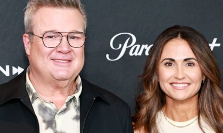 Rencontrez la star de la famille moderne Eric Stonestreet, la femme infirmière pédiatrique, après que l&rsquo;acteur épouse enfin sa petite amie de longue date