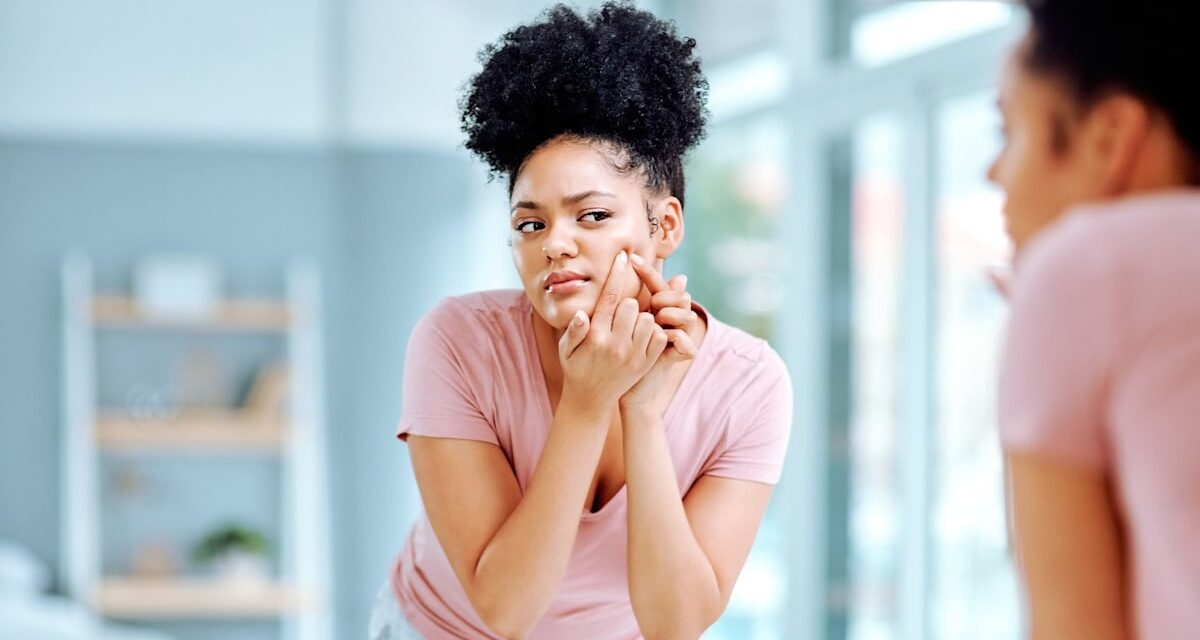 Le dermatologue partage les habitudes quotidiennes susceptibles d&rsquo;aggraver l&rsquo;acné adulte – et comment les casser pour une peau plus claire