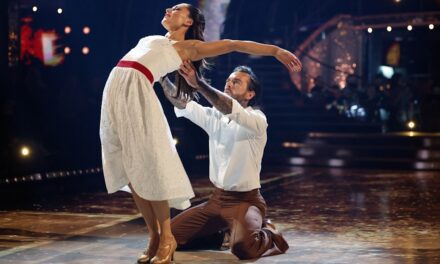 Strictly Come Dancing Star «  confirme  » Romance avec Celebrity Partner Hours Avant Launch Show