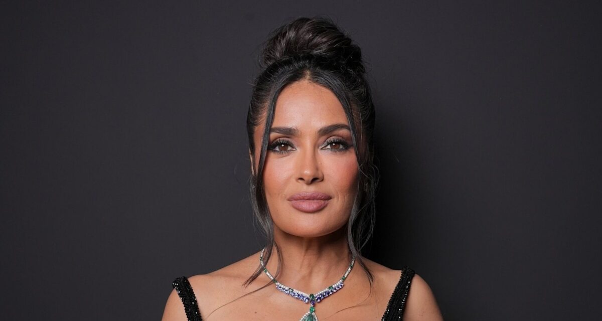 Salma Hayek Anneaux en 59e anniversaire avec une photo de bikini chauffée rouge
