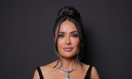 Salma Hayek Anneaux en 59e anniversaire avec une photo de bikini chauffée rouge