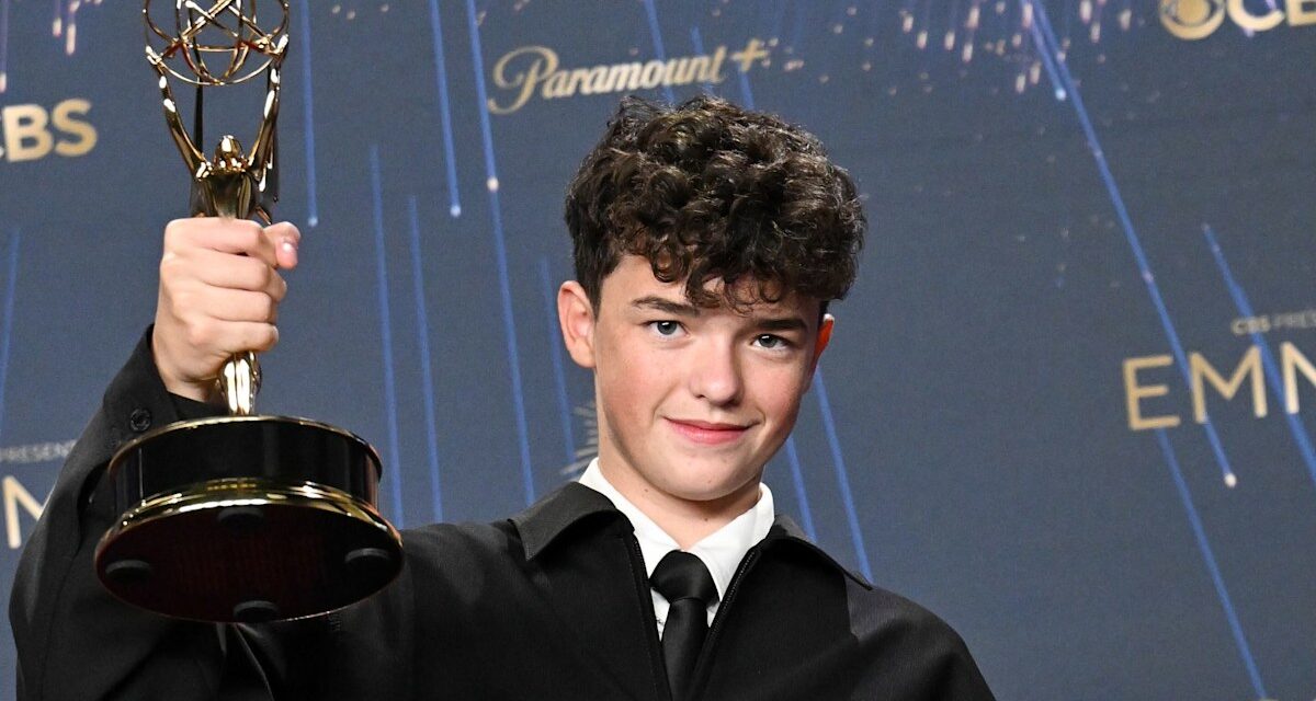 La tenue derrière la nuit des Emmys de la fabrication d&rsquo;histoire d&rsquo;Owen Cooper