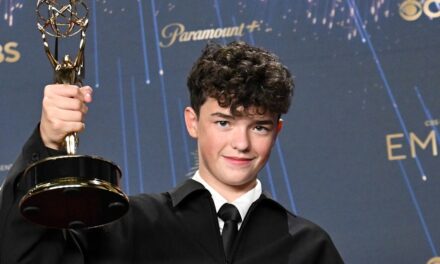 La tenue derrière la nuit des Emmys de la fabrication d&rsquo;histoire d&rsquo;Owen Cooper