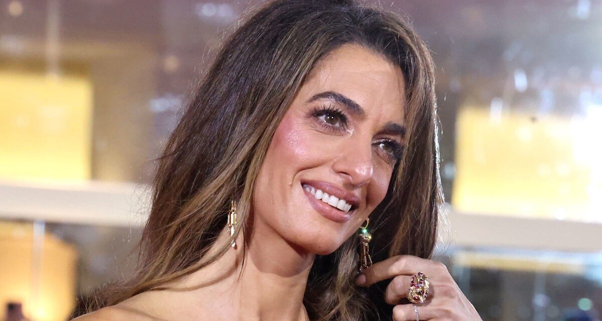 Les cheveux de sirène d&rsquo;Amal Clooney sont le meilleur moyen d’embrasser de longues mèches à la fin de la quarantaine