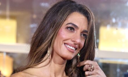 Les cheveux de sirène d&rsquo;Amal Clooney sont le meilleur moyen d’embrasser de longues mèches à la fin de la quarantaine