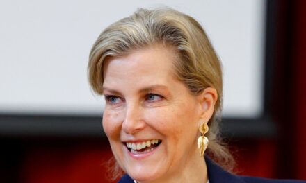 La duchesse Sophie fait du shopping en costume d&rsquo;affaires «sur mesure» – et des bottes de randonnée