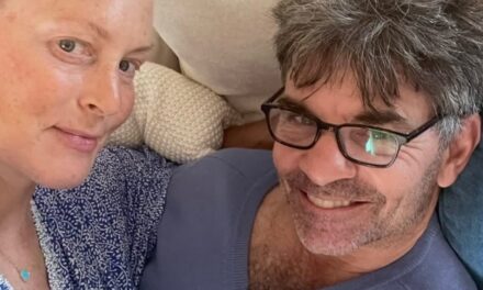 George Stephanopoulos de GMA a pris au dépourvu dans la maison familiale par le comportement indiscipliné de son chiot