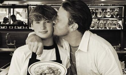 Jamie Oliver sans voix avec Pride alors que Son Buddy, 13 ans, partage d&rsquo;énormes nouvelles