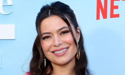 À l&rsquo;intérieur de l&rsquo;histoire des rencontres de Miranda Cosgrove: de ses jours icarly à maintenant en tant que star de Netflix&rsquo;s the Wrong Paris