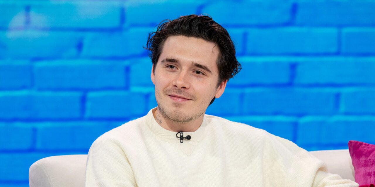 Brooklyn Beckham dévoile un nouveau look majeur alors qu&rsquo;il brise le silence sur «Feud» entre femme et Victoria et David Beckham