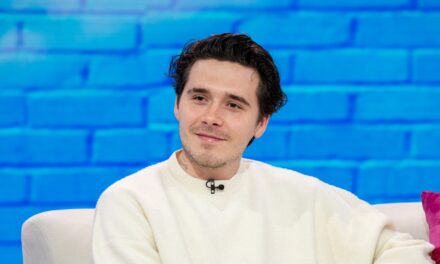 Brooklyn Beckham dévoile un nouveau look majeur alors qu&rsquo;il brise le silence sur «Feud» entre femme et Victoria et David Beckham