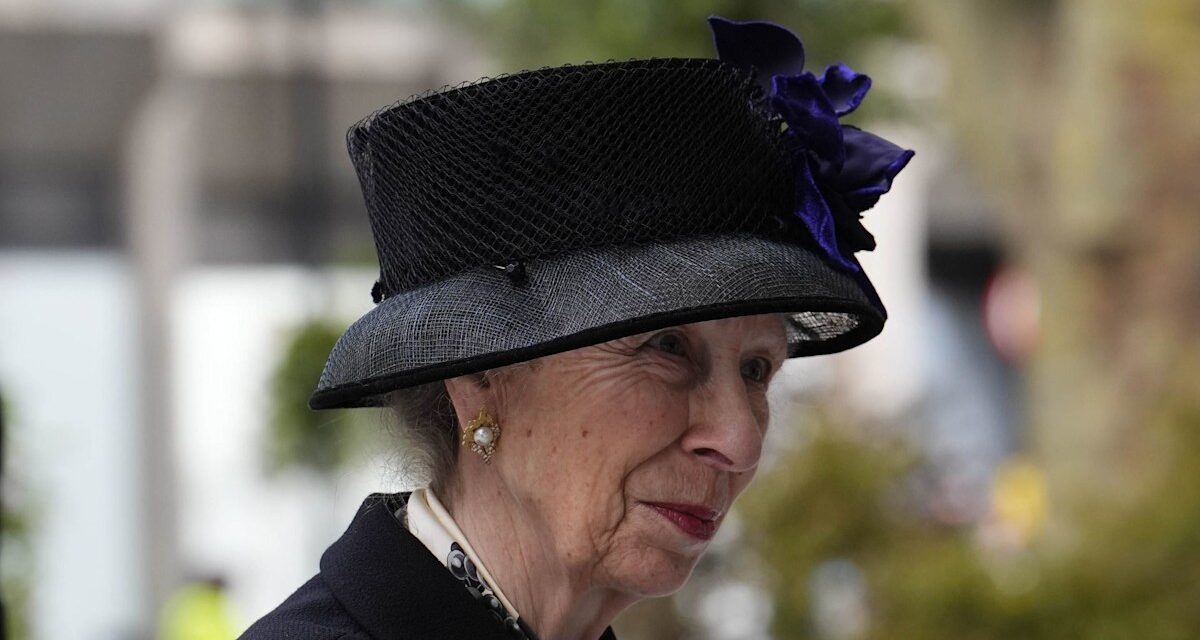 La princesse Anne a rejoint par son mari dévoué Sir Timothy Laurence aux funérailles – dans Splash of Color