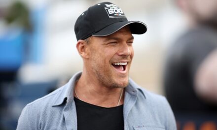 Le fils pré-adolescent d&rsquo;Alan Ritchson rattrape jusqu&rsquo;à 6 pieds 3 étoiles de venue dans les photos de famille