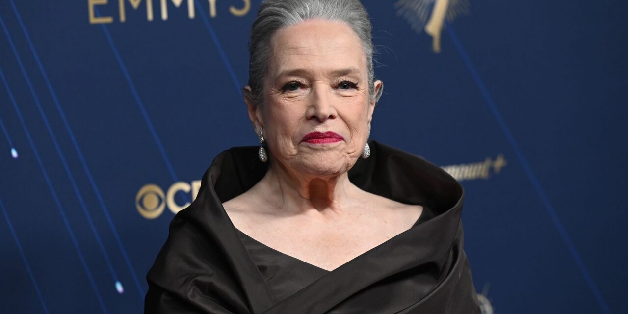 Kathy Bates est tombée en larmes en essayant des robes Emmy après une perte de poids de 100 lb