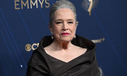Kathy Bates est tombée en larmes en essayant des robes Emmy après une perte de poids de 100 lb