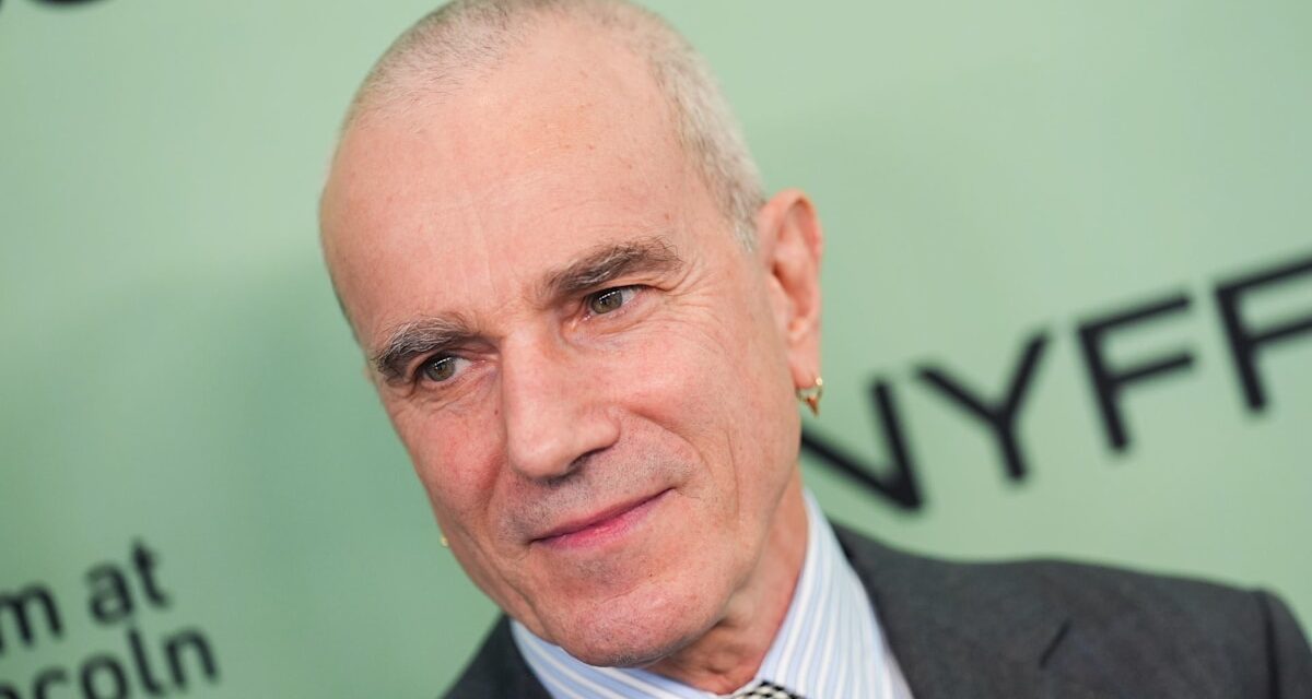 Daniel Day-Lewis fait un retour rare pour mettre en lumière son fils Ronan lors de la première de leur film Anemone à New York