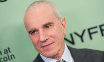 Daniel Day-Lewis fait un retour rare pour mettre en lumière son fils Ronan lors de la première de leur film Anemone à New York