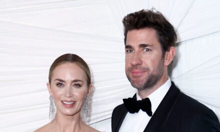 Emily Blunt et John Krasinski, rarement vues, jumelles sur la photo de la tradition publique annuelle de la famille
