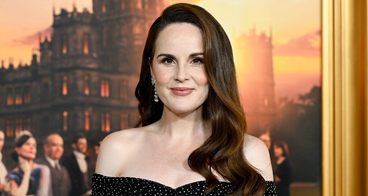 Michelle Dockery montre de la croissance de Baby Bump lors de la première de Downton Abbey Film