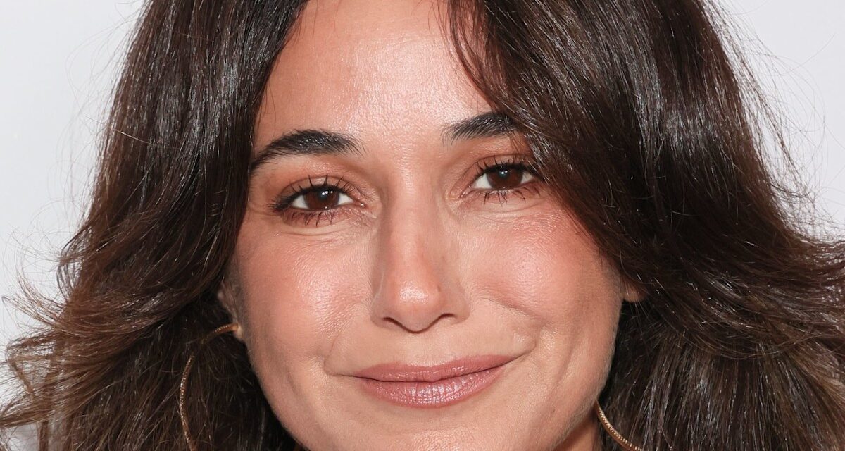 Emmanuelle Chriqui, 49