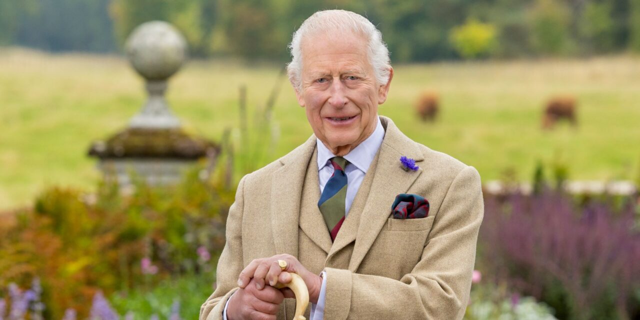 King Charles illustré avec un bâton de marche dans un nouveau portrait royal de la maison écossaise