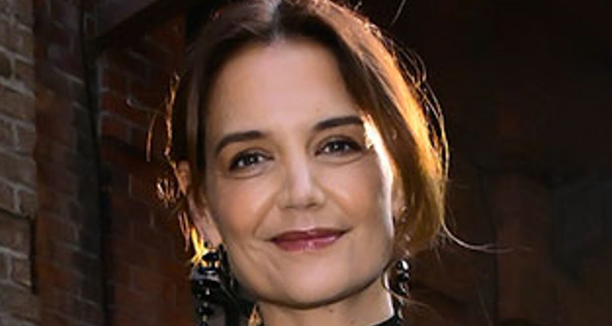 Le pull universitaire abordable de Katie Holmes cimente le style comme le tricot de la saison