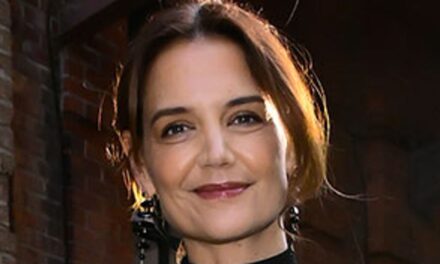 Le pull universitaire abordable de Katie Holmes cimente le style comme le tricot de la saison
