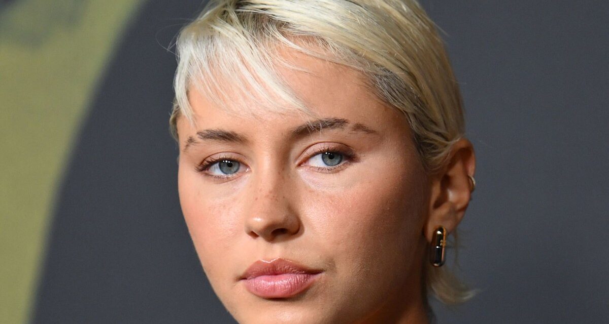 Iris Law vole le spectacle sur le tapis rouge en tenue en cuir ajusté alors qu&rsquo;elle soutient son père Jude