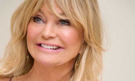 Goldie Hawn, 79 ans, grésille dans un maillot de bain chic et à lanière pour la photo de la plage avec fils