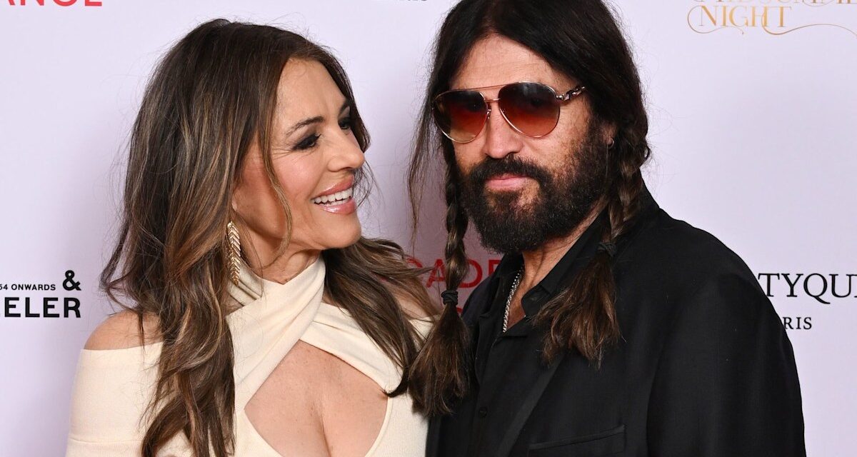 Elizabeth Hurley éblouit en robe plongeante alors qu&rsquo;elle se réconcilie avec Billy Ray Cyrus